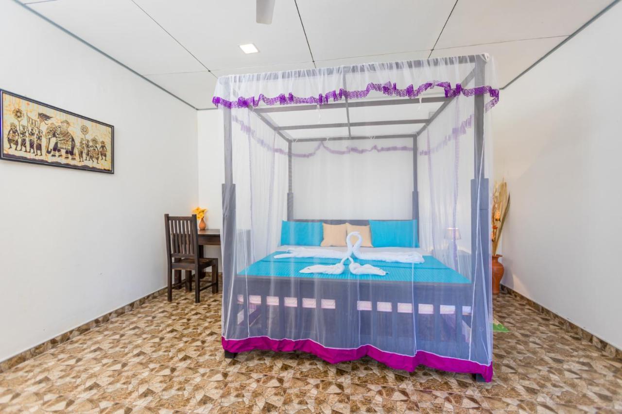 Rock Violet Lakefront Cabanas & Restaurent Тангале Екстериор снимка