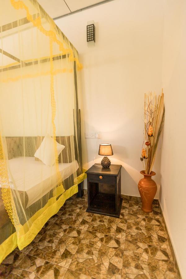 Rock Violet Lakefront Cabanas & Restaurent Тангале Екстериор снимка